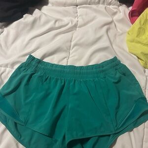 FLAWED LULULEMON hotty hots size 8 2.5inch low rise in Kelly green. Wax stain